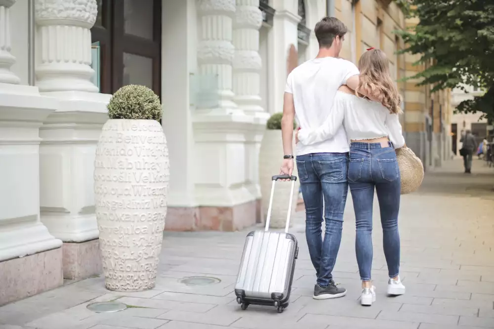 Muž a žena s kufrem na ulici